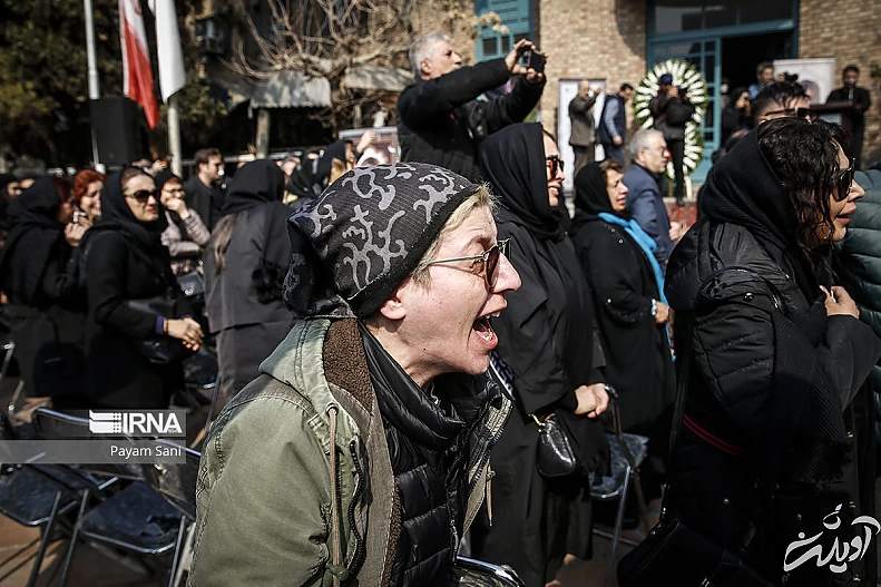 تصاویری از حضور بازیگران در مراسم تشییع پیکر شهرام عبدلی/ از اندوه آناهیتا همتی تا گریههای ناهید مسلمی تصاویری از حضور بازیگران در مراسم تشییع پیکر شهرام عبدلی/ از اندوه آناهیتا همتی تا گریههای ناهید مسلمی